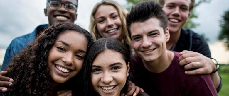 一群多元文化的青少年微笑着看着镜头